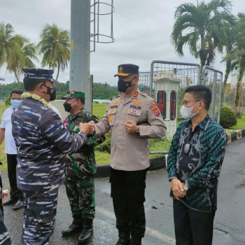 Bersama FORKOPIMDA, Kapolda Maluku Jemput Kepala Staf Angkatan Laut di Bandara Pattimura Ambon