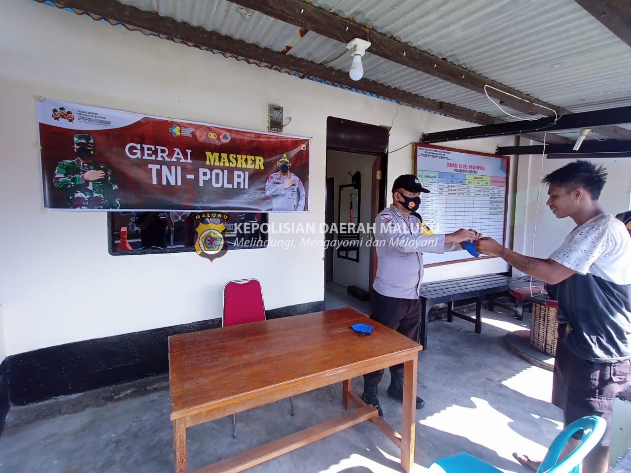 Kegiatan Gerai Masker gratis Polres Kepulauan Tanimbar kepada masyarakat terus dilaksanakan