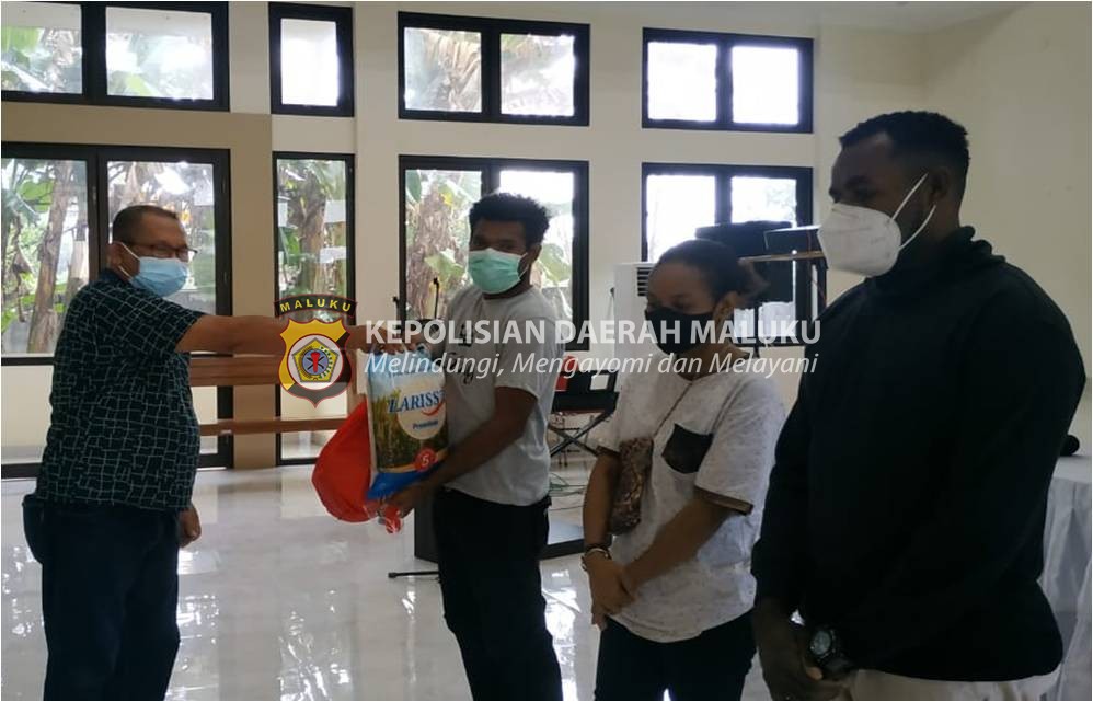 Polda Maluku Bagi Sembako, Masker dan Anakan Tanaman Untuk Mahasiswa Papua