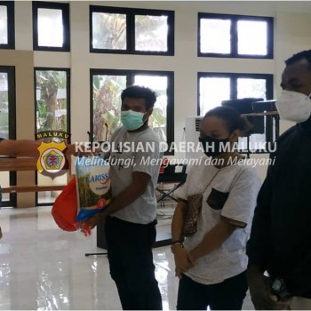 Polda Maluku Bagi Sembako, Masker dan Anakan Tanaman Untuk Mahasiswa Papua