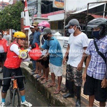 Wakapolda Maluku Gowes Sambil Bagi Sembako