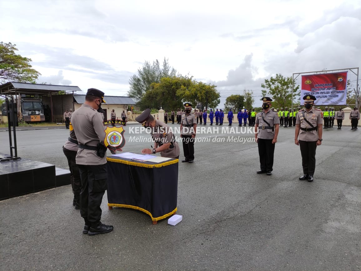 Jabatan Kabag SDM dan Kapolsek Wertamrian Polres Kep. Tanimbar diserah terimakan