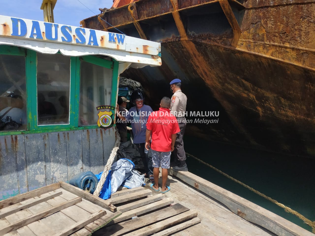 Sambangi KM. Daussa KW, Sat Polairud Polres Kep. Tanimbar sampaikan utamakan keselamatan Pelayaran