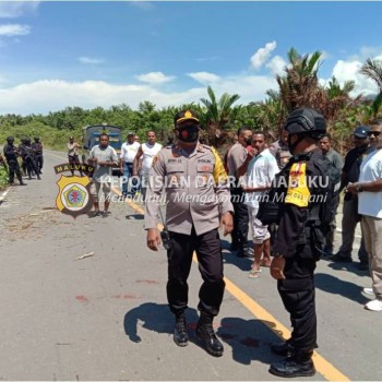 Brimob Maluku Bantu Buka Akses Jalan yang Ditutup Warga Adat Papua