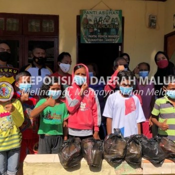 Ditbinmas Polda Maluku Menyalurkan Bansos ke Pondok Pesantren dan Panti Asuhan