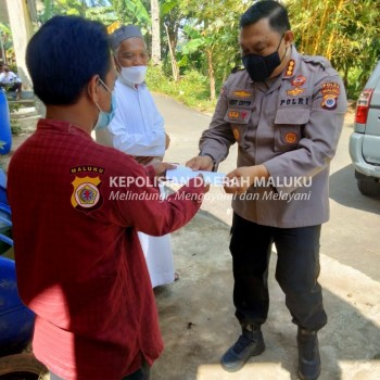 Ditbinmas Polda Maluku Menyalurkan Bansos ke Pondok Pesantren dan Panti Asuhan