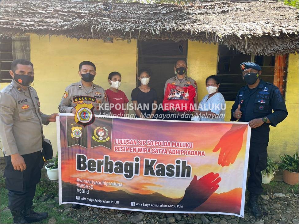 Anggota Polri Lulusan SIP Angkatan 50 Resimen WSA Polda Maluku Berbagi Kasih