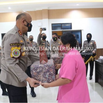 Kapolda Maluku Serahkan Bansos untuk Keluarga Polri yang Meninggal Covid-19