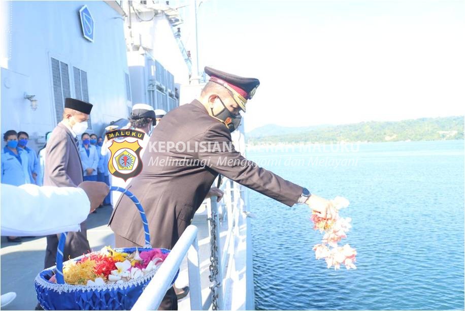 Peringati Hari Pahlawan, Wakapolda Maluku Tabur Bunga di Laut