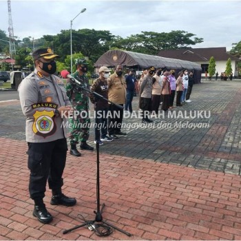 Binmas Polda Maluku Gelar Manggurebe Bersih Kota dan Pantai di Ambon