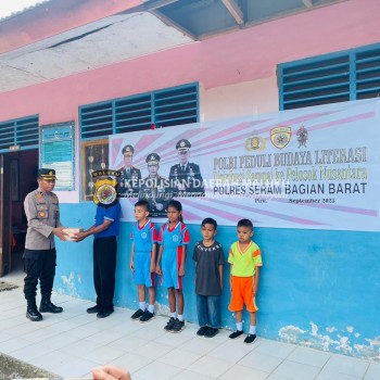 Polres SBB Salurkan Ratusan Buku