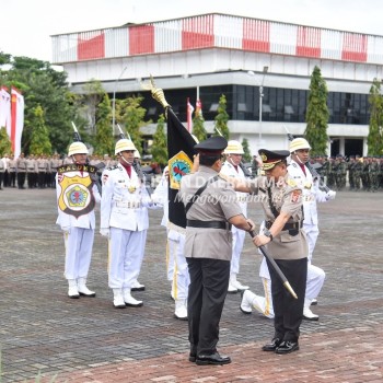 Irjen Lotharia Latif Serahkan Pataka Polda Maluku Kepada Kapolda Maluku Irjen Eddy Tambunan