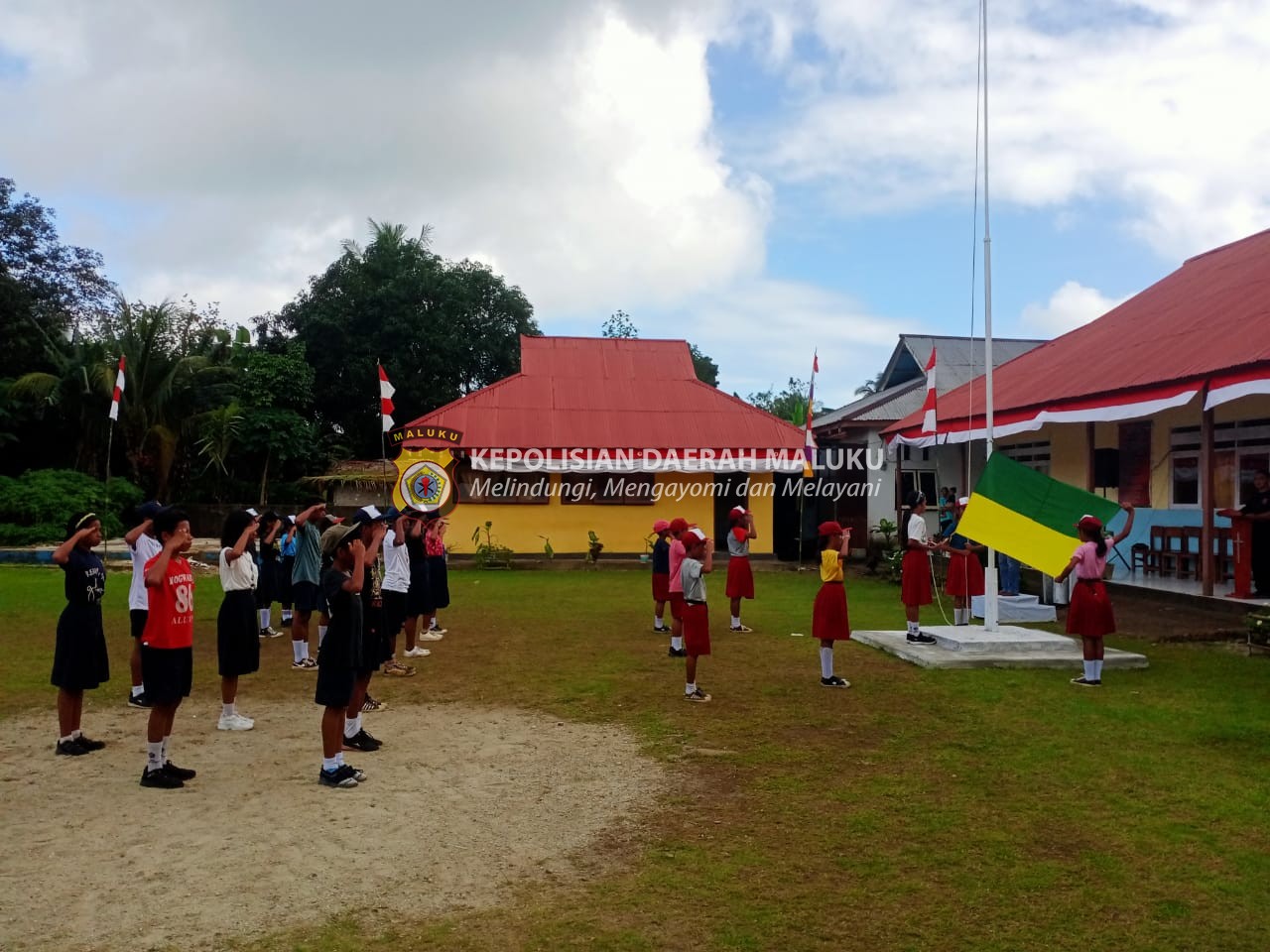 Brimob Polda Maluku Latih Siswa Sekolah Satu Atap Negeri Kariuw Kec. Pulau Haruku Sebagai Pasukan Pengibar Bendera HUT RI Ke-79 Tahun 2024