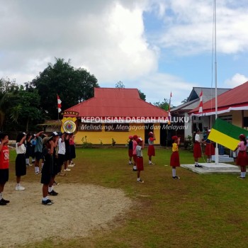 Brimob Polda Maluku Latih Siswa Sekolah Satu Atap Negeri Kariuw Kec. Pulau Haruku Sebagai Pasukan Pengibar Bendera HUT RI Ke-79 Tahun 2024