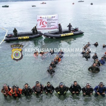 TNI - Polri Bentangkan Bendera Merah Putih di Laut, Kapolda Maluku Apresiasi Pangdam Pattimura