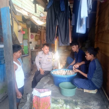 Bhabinkamtibmas Kelurahan Amantelu, Laksanakan Patroli Sambang dalam Rangka Cooling System Pilkada 2024