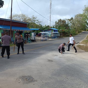 Aksi terpuji Polsek Tanut bersihkan tumpahan kerikil dan pasir di pertigaan jalan, cegah laka lantas