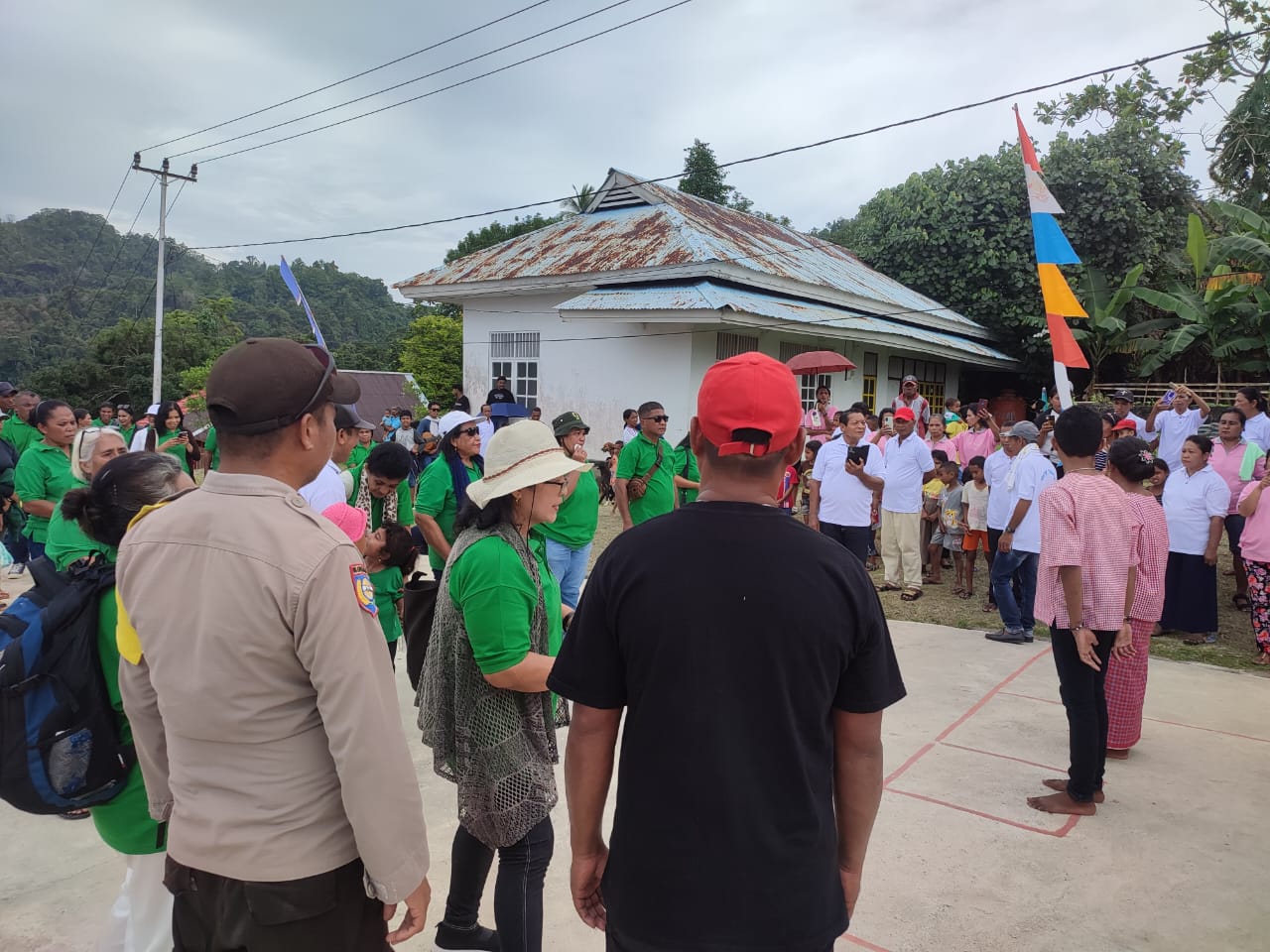 Bhabinkamtibmas Negeri Nalahia Monitoring Acara Penjemputan Mitra Wadah Jemaat Piru