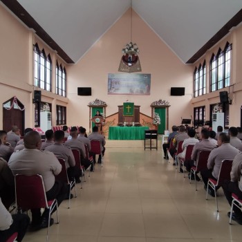 Polresta Ambon Gelar Kegiatan Binrohtal di Gereja Sinar Kasih