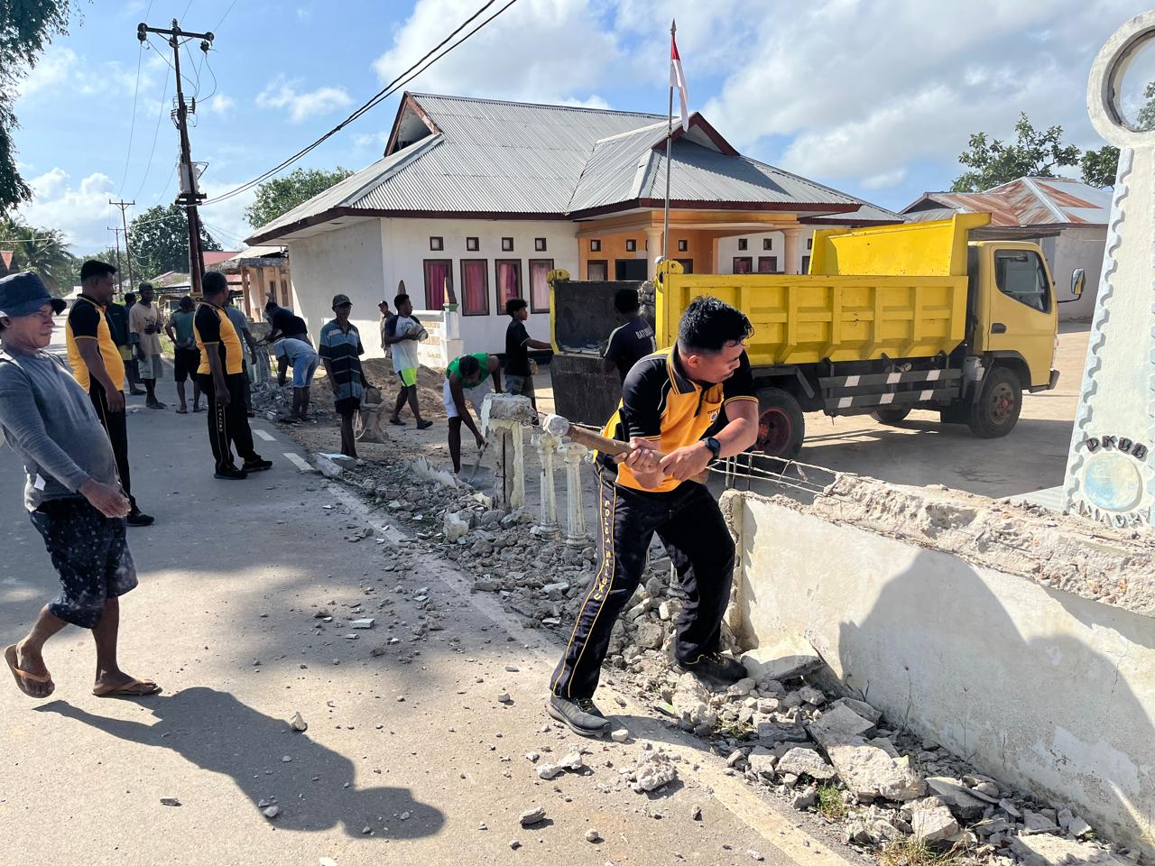 Polsek Serwaru Kerja Bhakti Bersama Warga Wujudkan Kebersihan Lingkungan