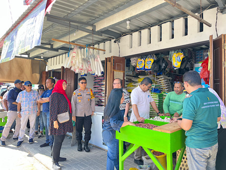 Cek ketersediaan dan stabilitas harga barang, Kapolres Kepulauan Tanimbar bersama Forkopimda sidak Pasar