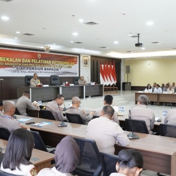 Buka Pembekalan Bagi Anggota dan PNS Polri, Wakapolda Maluku: Siapkan Diri Jelang Purna Tugas