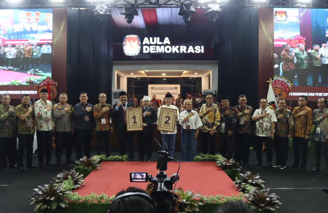 Sambut Pilkada Damai dan Riang Gembira, Kapolda Bengkulu Ajak Kedua Paslon Gub dan Wagub Nyanyi Bareng di Malam Pengundian Nomor Urut