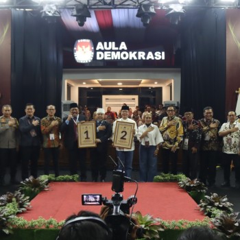 Sambut Pilkada Damai dan Riang Gembira, Kapolda Bengkulu Ajak Kedua Paslon Gub dan Wagub Nyanyi Bareng di Malam Pengundian Nomor Urut