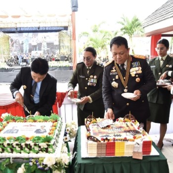 Hadiri Peringatan HUT ke-79 TNI, Kapolda Berikan Kue Ultah dan Nasi Tumpeng