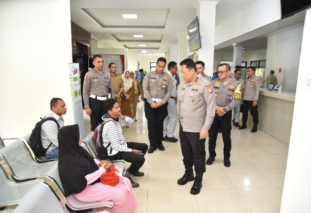 Tinjau Pelayanan di Kantor Samsat dan BPKB, Kapolda: Berikan Pelayanan Terbaik Agar Masyarakat Nyaman dan Puas