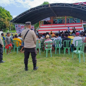 Personel Polsek Waisarisa Lakukan Pengamanan Kampanye Paslon Nomor Urut 01 di Desa Waesamu.