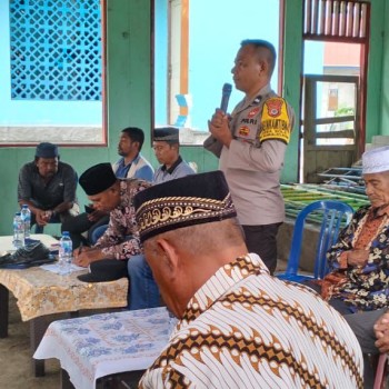 Ciptakan Situasi Yang Aman Dan Kondusif Jelang Pilkada, Bhabinkamtibmas Desa Sole Laksanakan Sambang dan Menghadiri Rapat Bersama Kepala Desa Sole