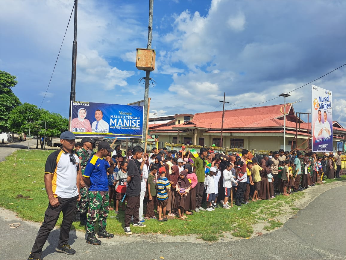 Polsek Haruku mengikuti kegiatan Kerja Bakti Sosial di Negeri Pelauw dalam Rangka Peringatan Hari Sumpah Pemuda