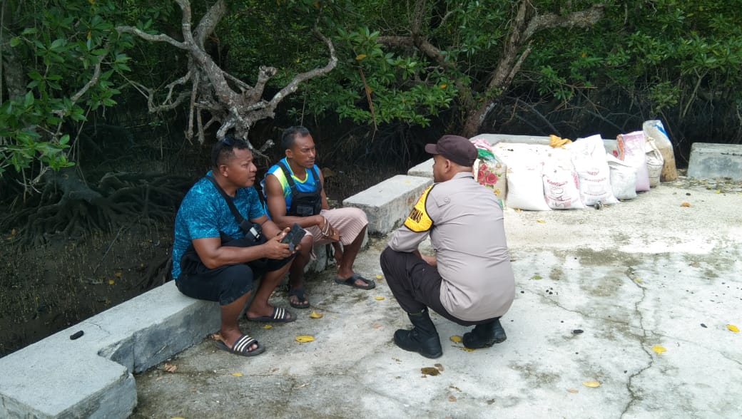 Bhabinkamtibmas Aktif Lakukan Cooling System Jelang Pilkada Serentak 2024 di Kecamatan Ambalau