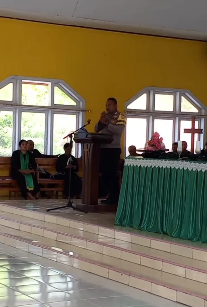 Bhabinkamtibmas Desa Letsiara Gelar Minggu Kasih di Gereja Sebagai Upaya Ciptakan Kondusifitas Kamtibmas