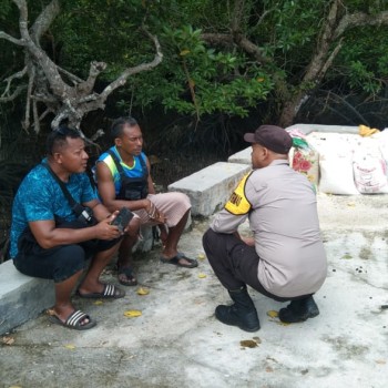 Bhabinkamtibmas Aktif Lakukan Cooling System Jelang Pilkada Serentak 2024 di Kecamatan Ambalau