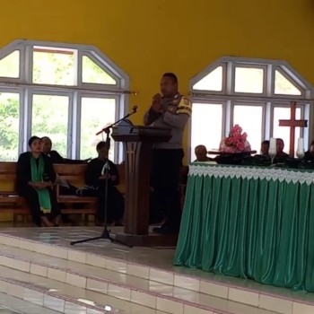 Bhabinkamtibmas Desa Letsiara Gelar Minggu Kasih di Gereja Sebagai Upaya Ciptakan Kondusifitas Kamtibmas