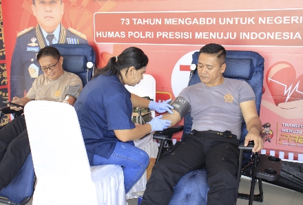 Sambut HUT Ke-73 Humas Polda Maluku Gelar Aksi Donor Darah