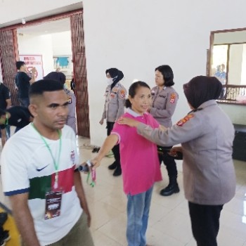 Satgas OMP Salawaku Polda Maluku Amankan Proses Sortir dan Lipat Surat Suara oleh KPU Kota Ambon