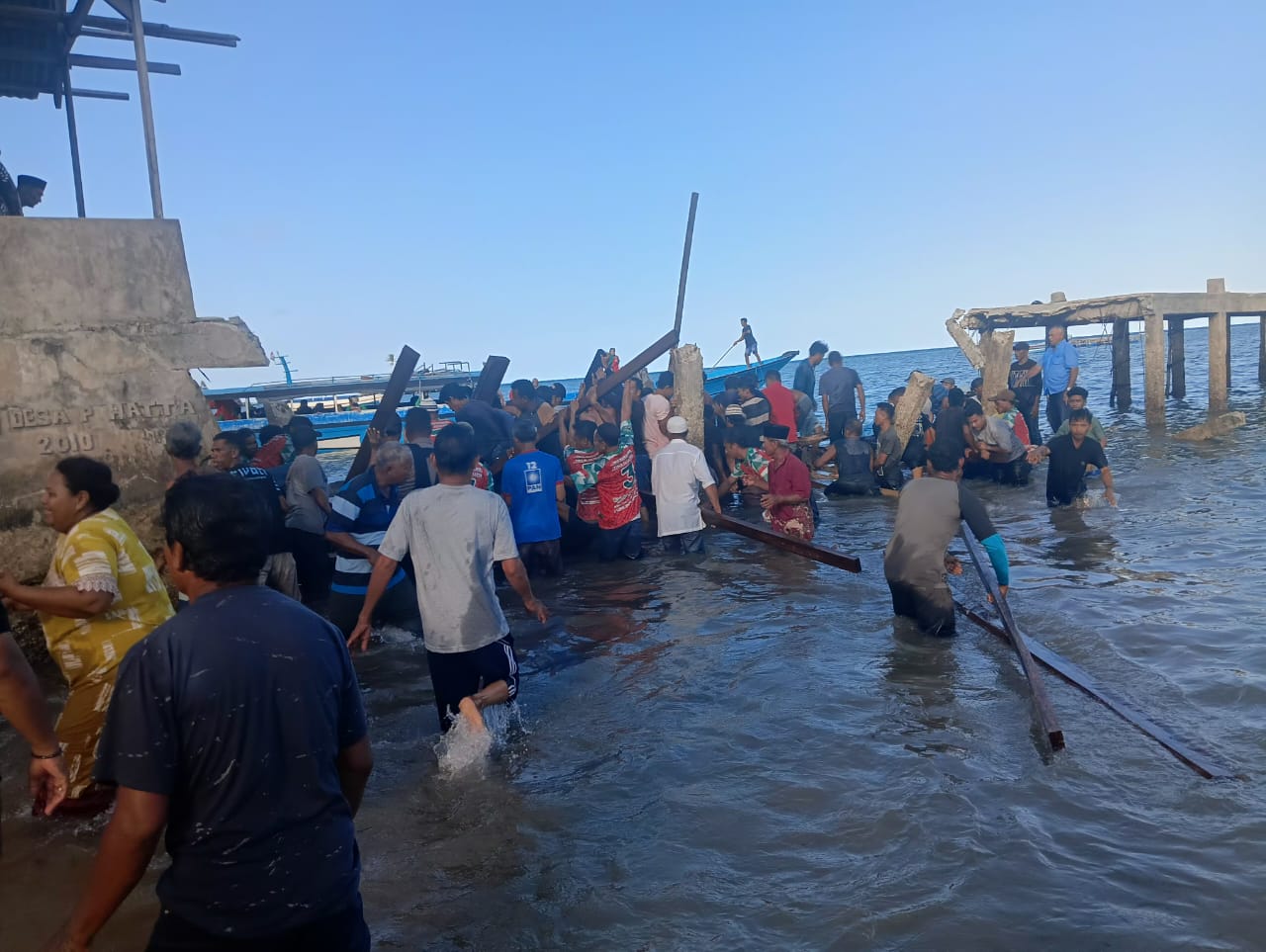 Personel Polsek Banda Evakuasi Korban Ambruknya Jembatan di Pulau Hatta