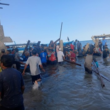 Personel Polsek Banda Evakuasi Korban Ambruknya Jembatan di Pulau Hatta