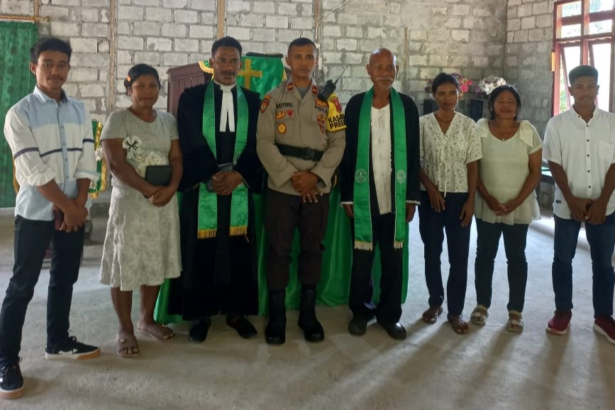 Cooling System Minggu Kasih Personil Sat Binmas Sambangi  Gereja Bebetah Ute Opo Jemaat GPM  Ratawano