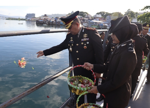 Peringati Hari Pahlawan, Polda Maluku Gelar Upacara Tabur Bunga di Laut