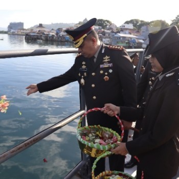 Peringati Hari Pahlawan, Polda Maluku Gelar Upacara Tabur Bunga di Laut