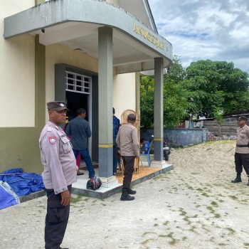 Personel Polres Buru Selatan Laksanakan kegiatan pengamanan Gereja pada hari Minggu, (10/11/2024) pagi.