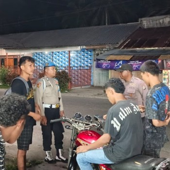 Patroli malam Polsek Waisarissa, Temui beberapa Remaja Berkumpul Berikan Himbauan Kamtibmas