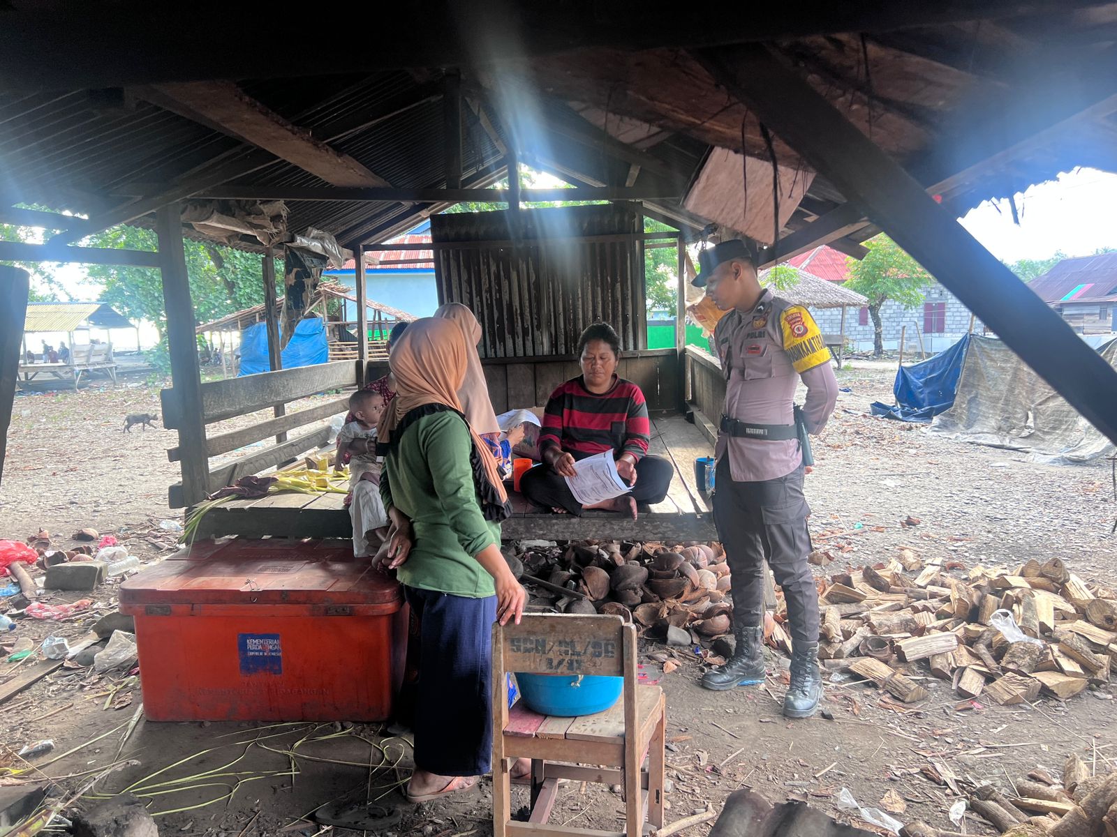 Bhabinkamtibmas Desa Oki Lama Sambangi Warga Binaanya Ajak Jaga Situasi Kondusif