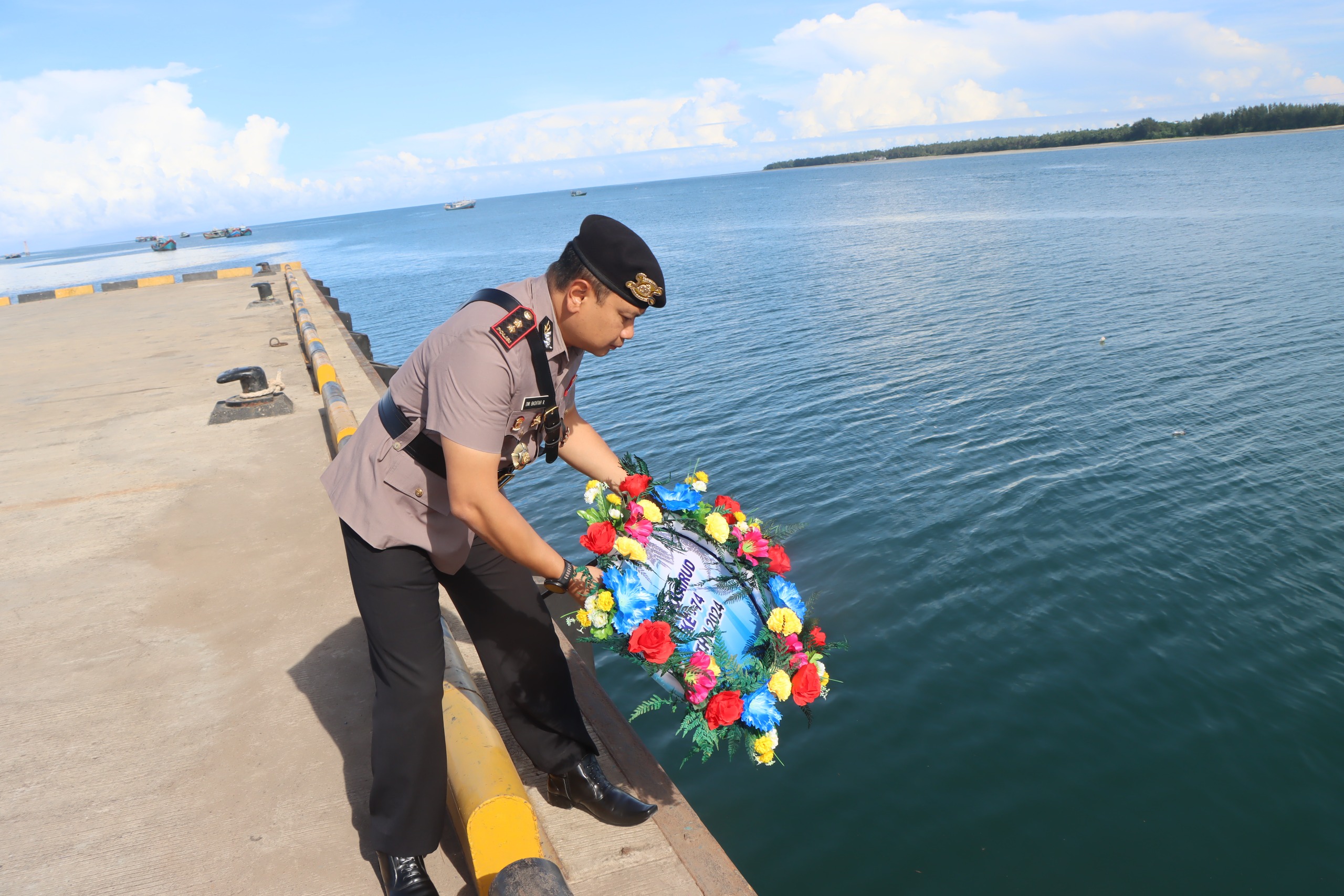 KAPOLRES KEPULAUAN ARU, AKBP DWI BACHTIAR RIVAI, S.I.K., M.H PIMPIN UPACARA TABUR BUNGA DI LAUT DALAM RANGKA HUT POLAIRUD KE-74