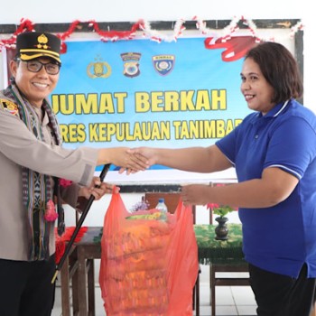 Gelar Jumat Berkah, Kapolres Kepulauan Tanimbar bagikan Makanan Bergizi