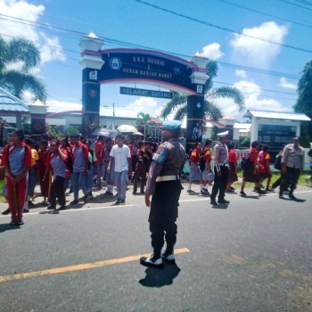 Polsek Kairatu Gatur Lalin dan Pengamanan di Depan SMA N 1 Kairatu